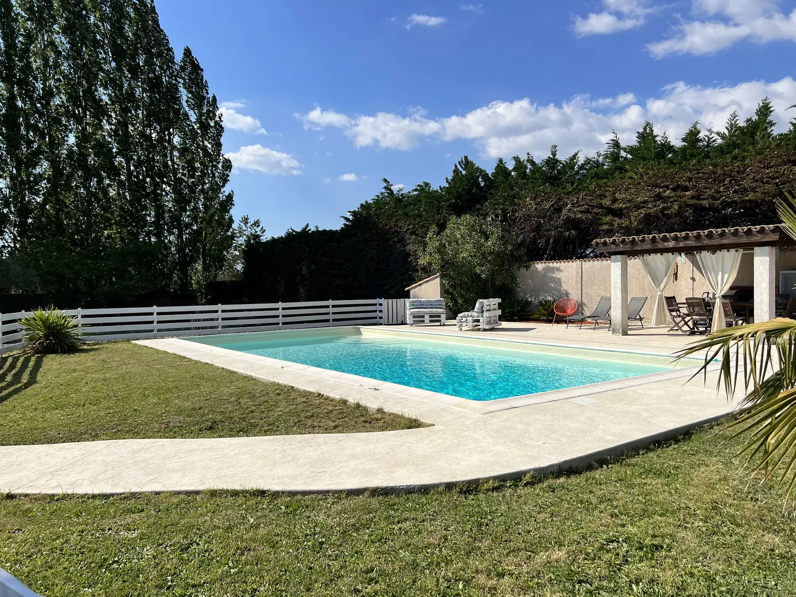 Piscine et pergola d'un bien géré par Fletchy en Drôme provençale