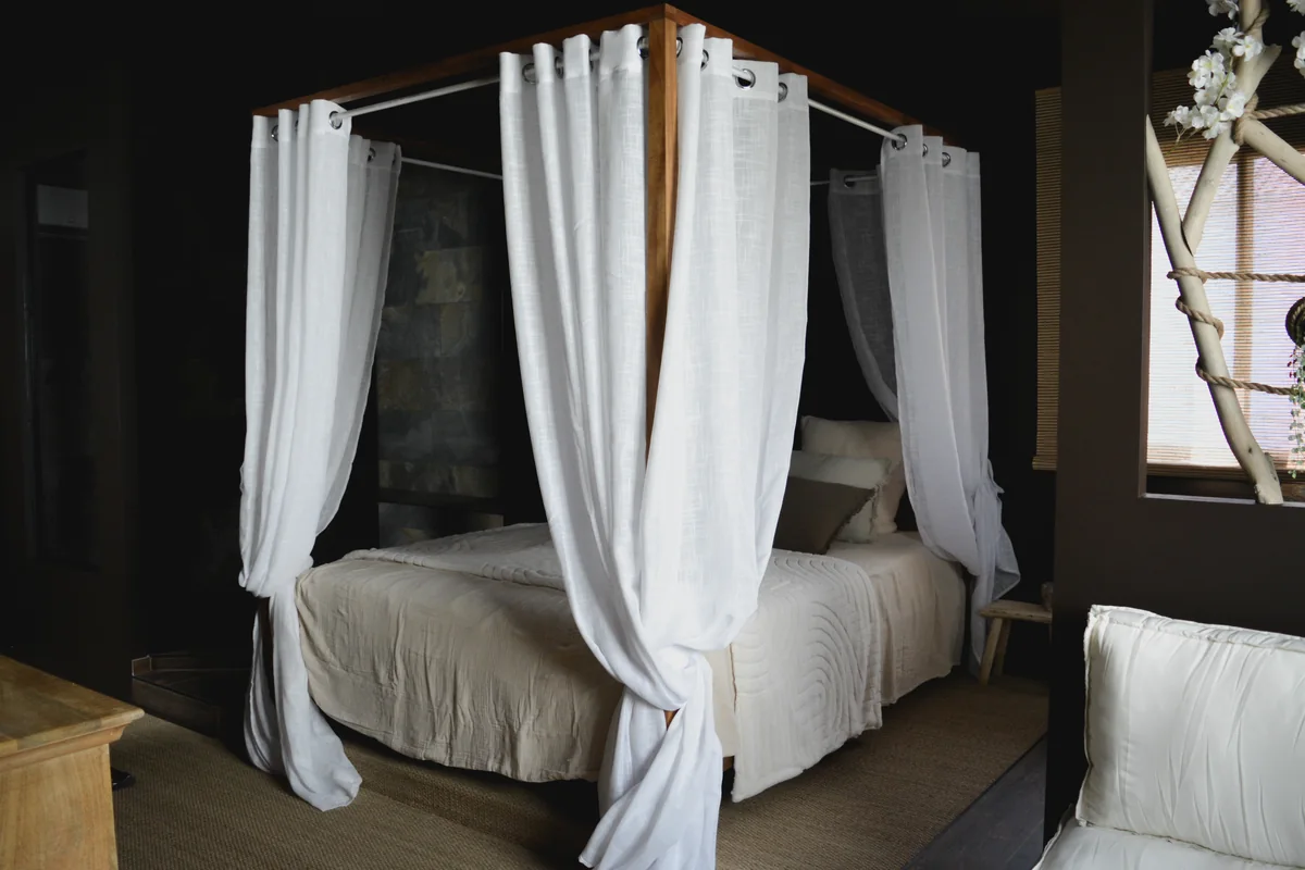 L’Écrin Balinais — la chambre et son lit à baldaquin