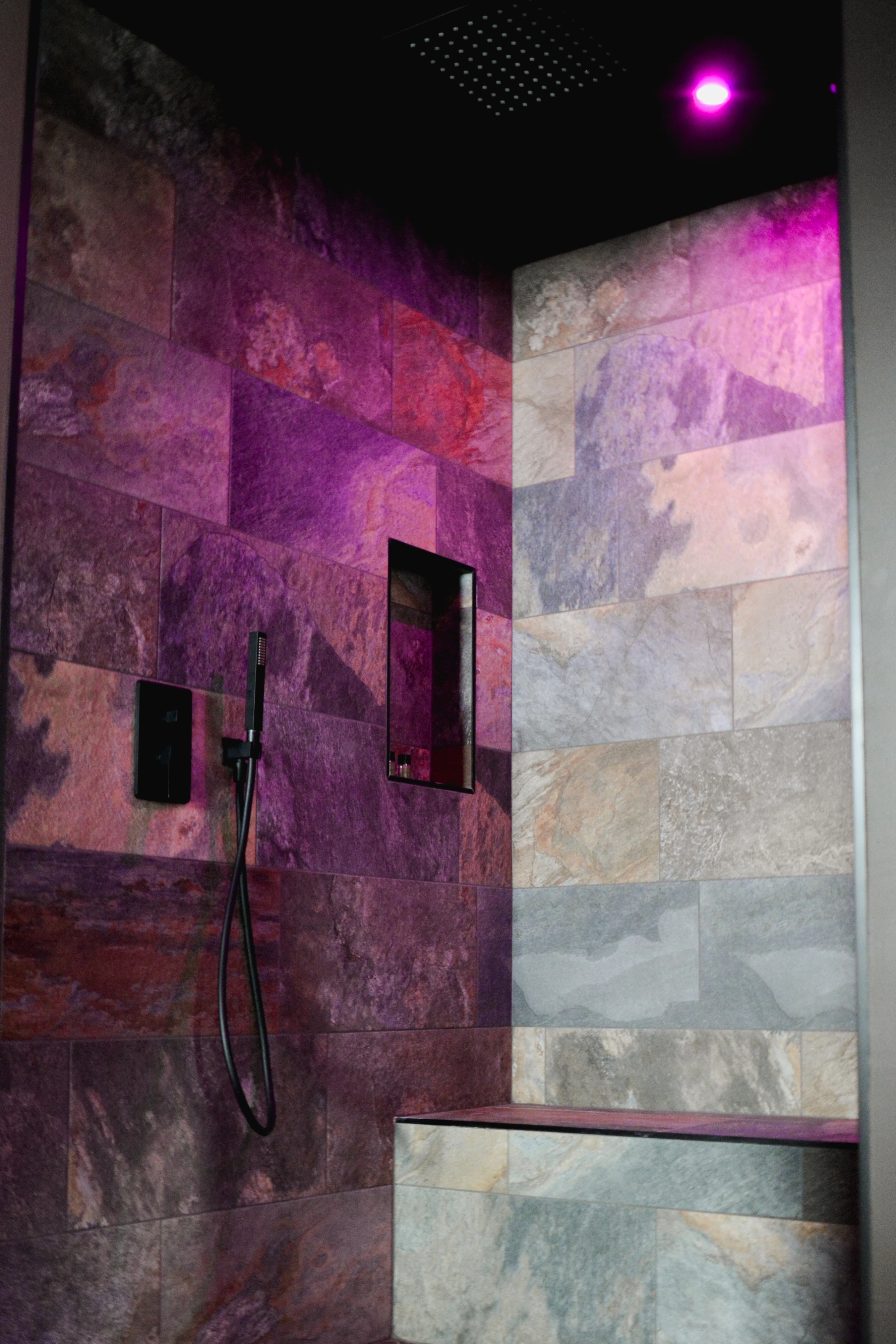 L’Écrin Balinais — la douche italienne sous son éclairage d’ambiance coloré