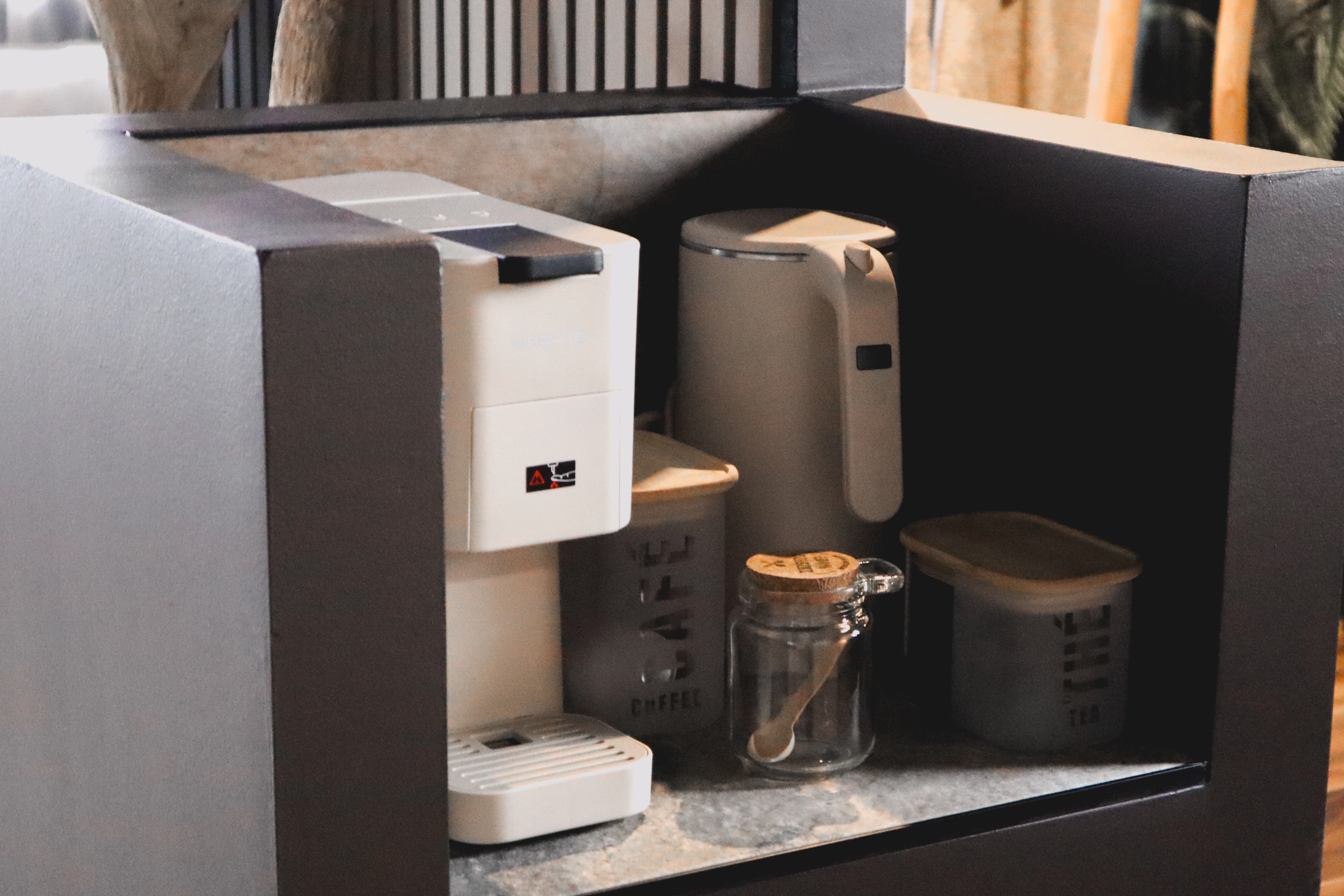 L’Écrin Balinais — le coin café avec machine, bouilloire et boîtes à thé