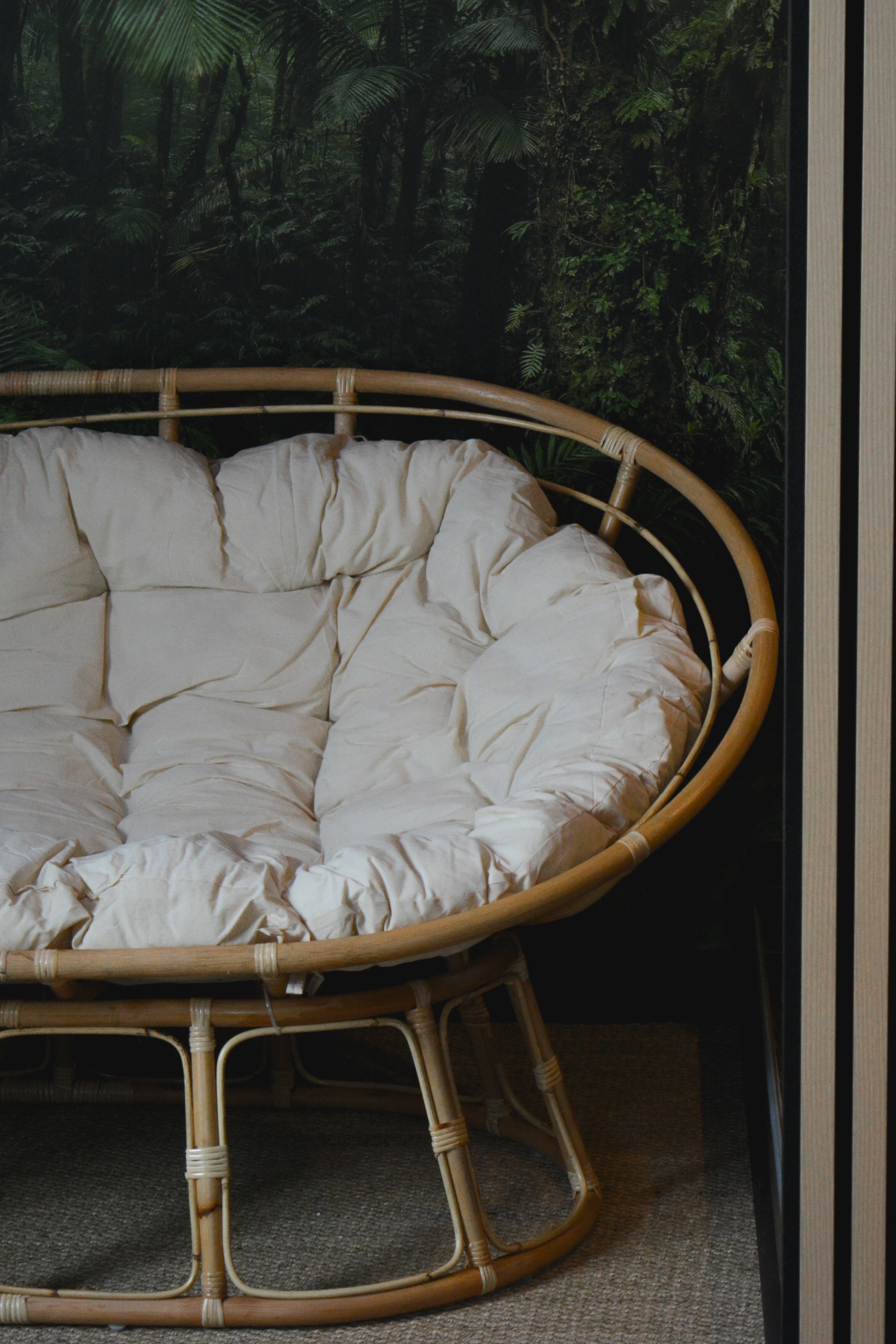 L’Écrin Balinais — le fauteuil papasan devant le mur végétal