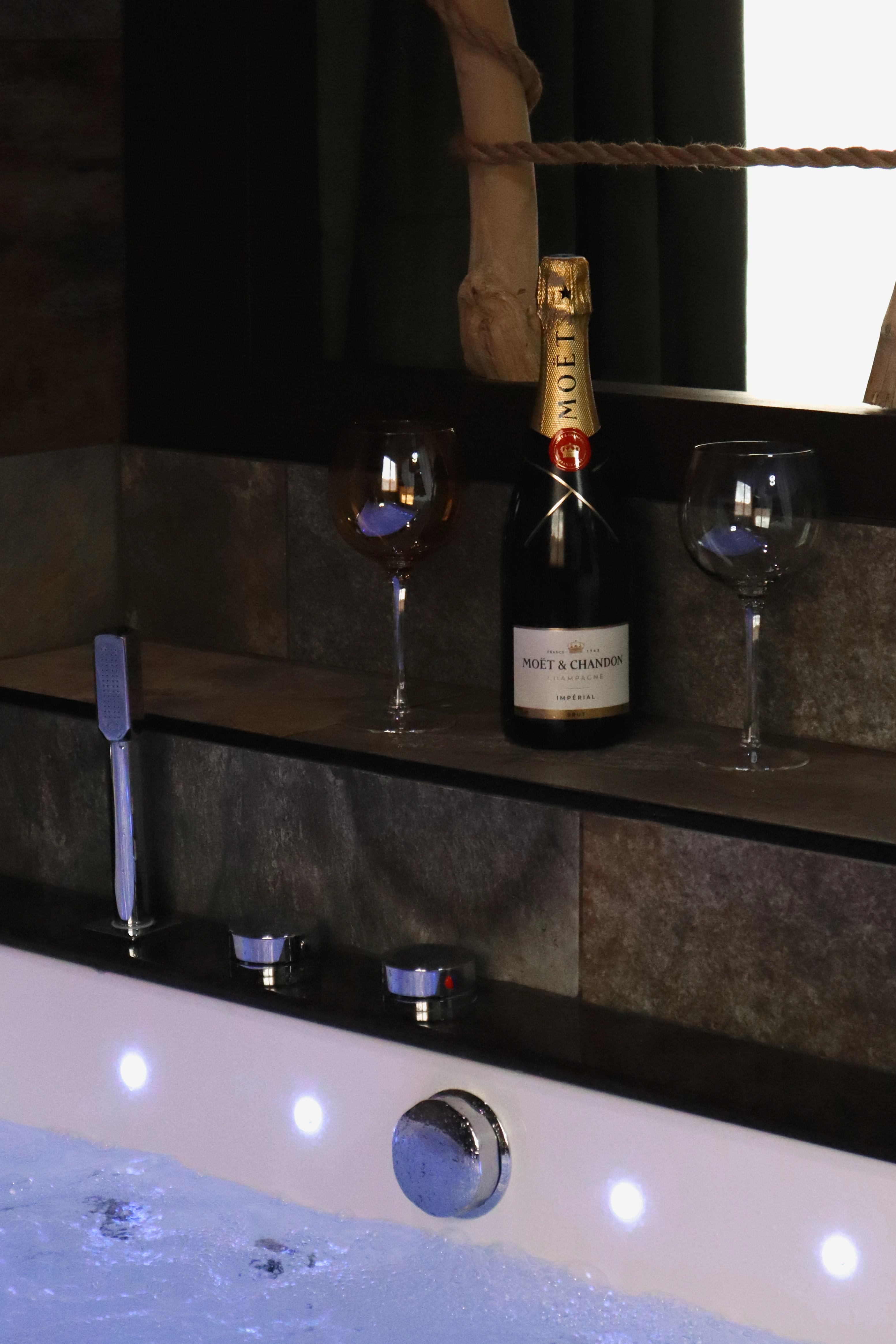 L’Écrin Balinais — champagne et coupes au bord de la balnéo éclairée