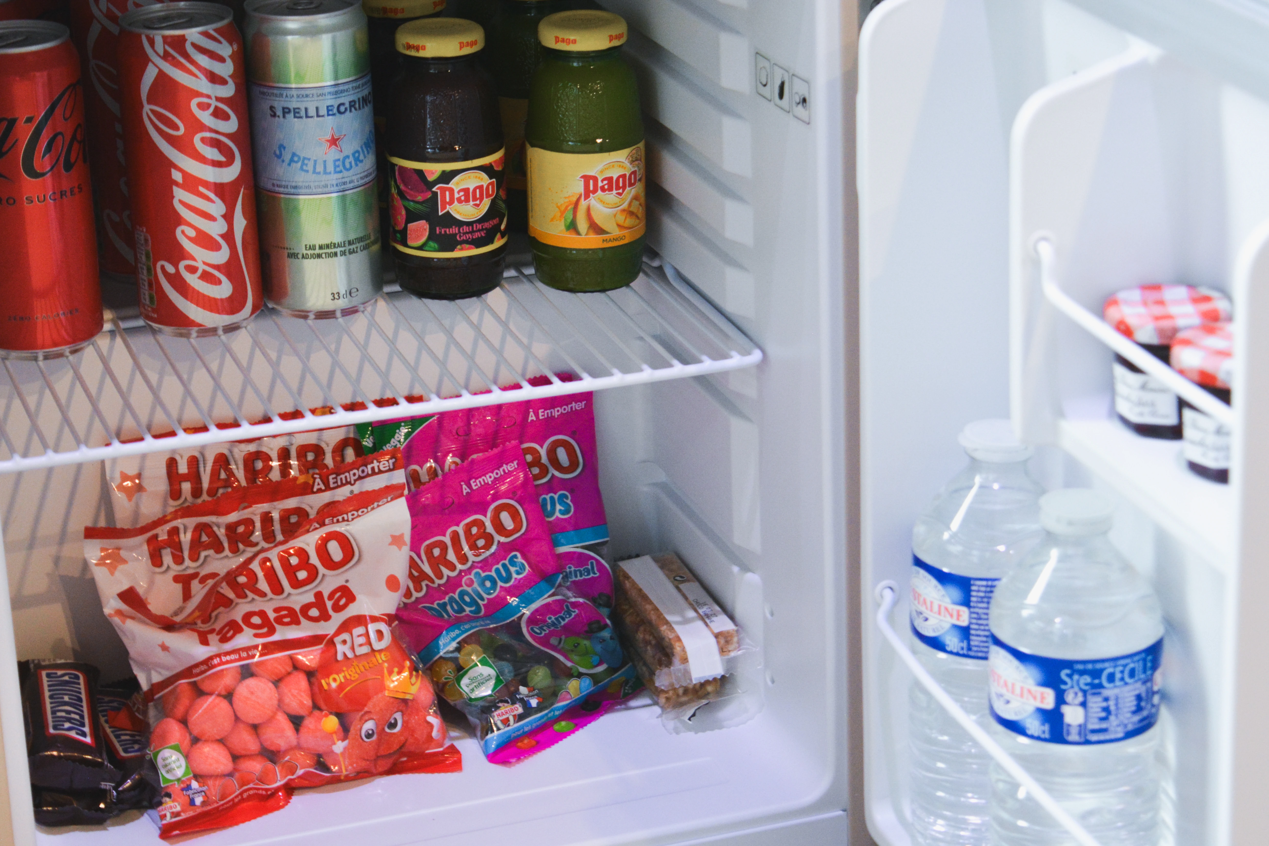 L’Écrin Balinais — le minibar garni de boissons et de snacking