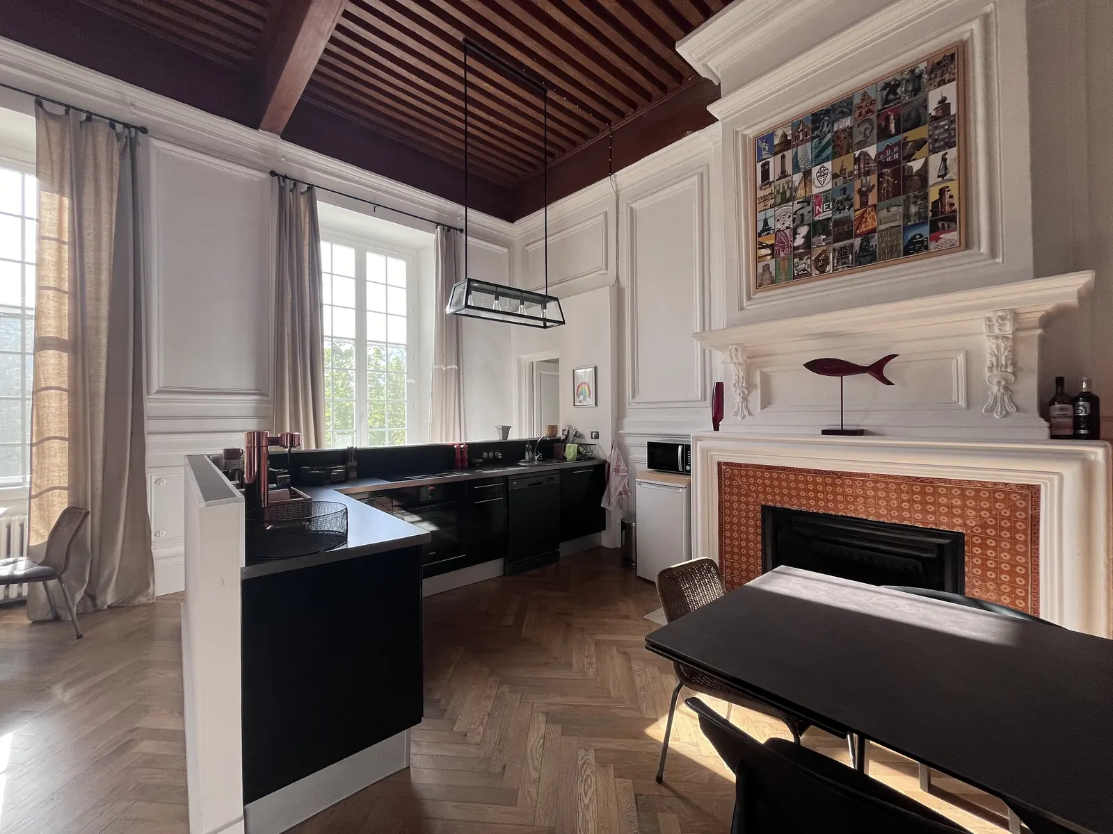 Pièce de vie du Château : parquet à chevrons, boiseries et cheminée