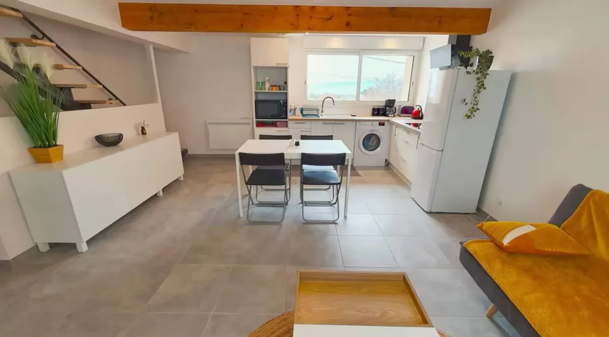 Duplex en campagne — la pièce de vie sous ses poutres apparentes