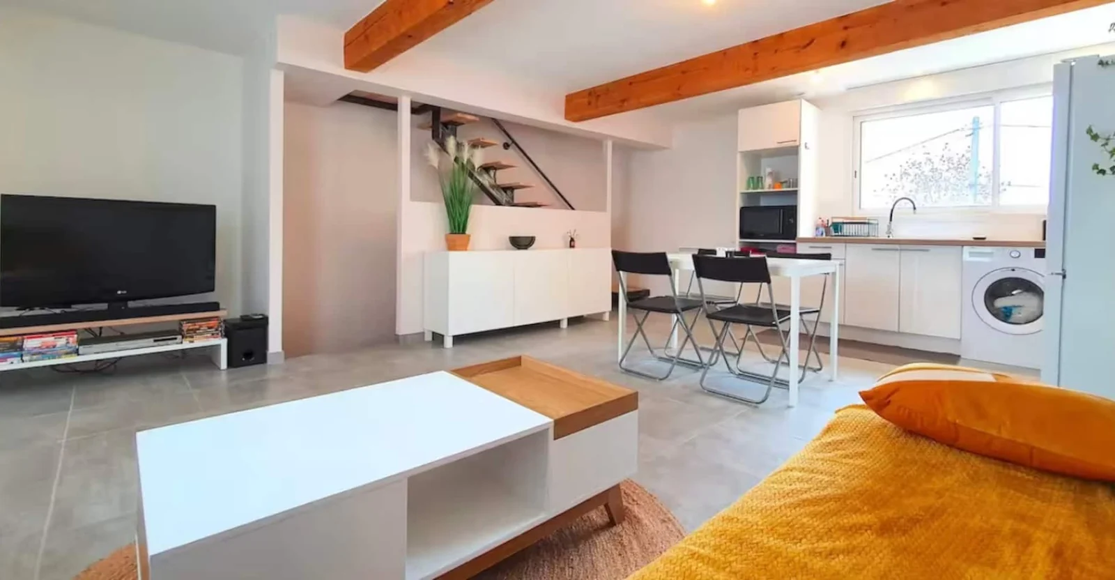 Duplex en campagne — le salon et la télévision
