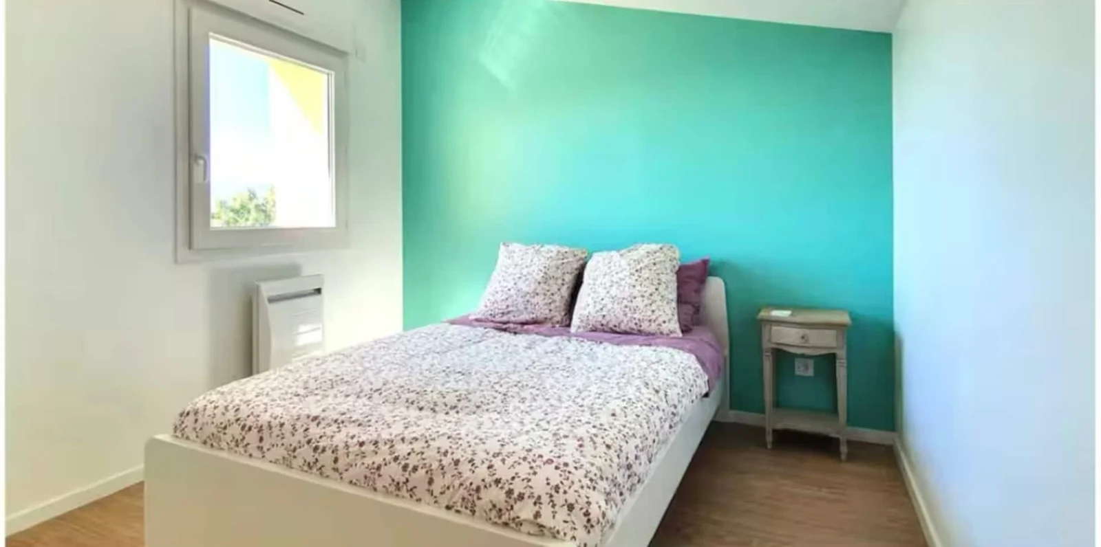 Duplex en campagne — la chambre au lit double et sa fenêtre