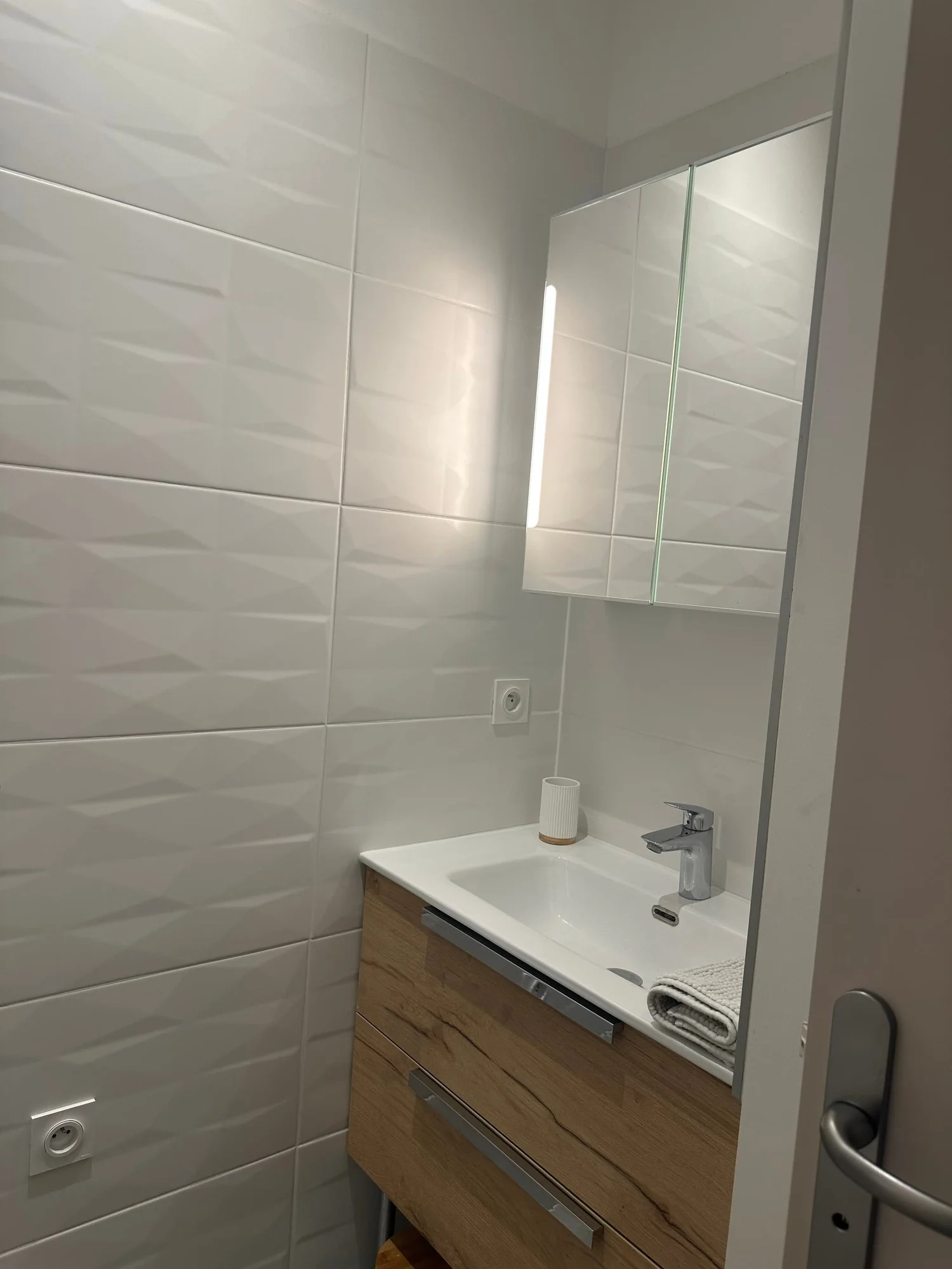 Duplex en campagne — la salle d’eau et sa vasque