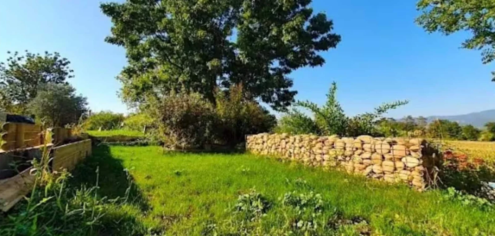 Duplex en campagne — le coin jardin, les montagnes d’Ardèche au loin