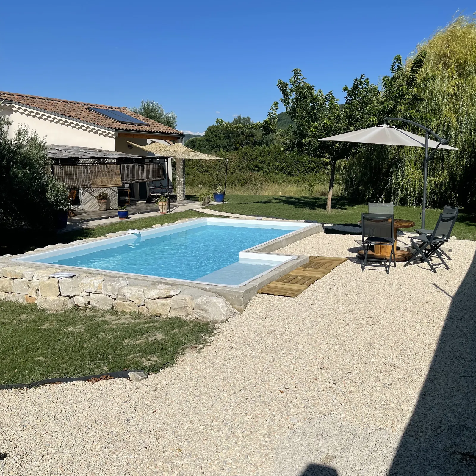 Maison de Drôme Provençale — Piscine et maison