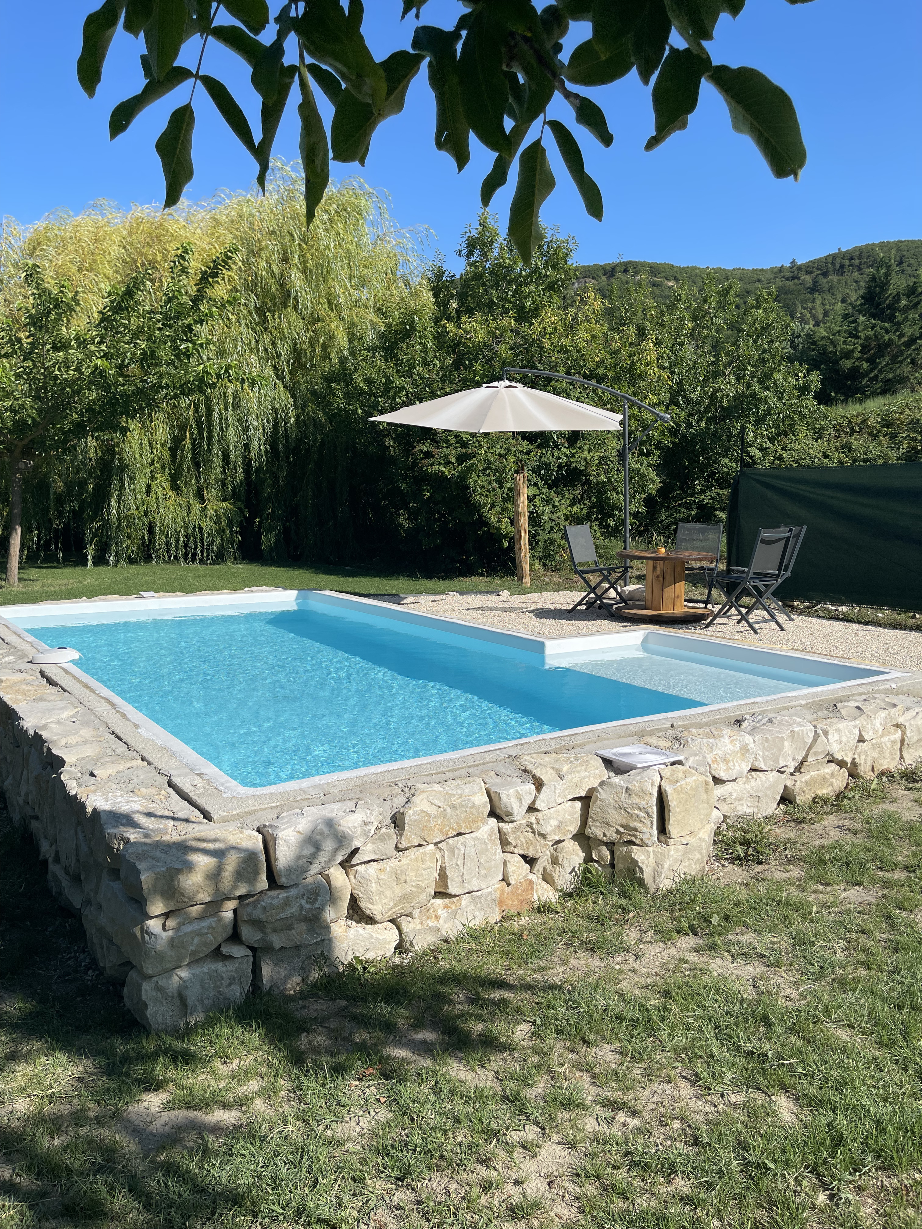 Maison de Drôme Provençale — Piscine et collines