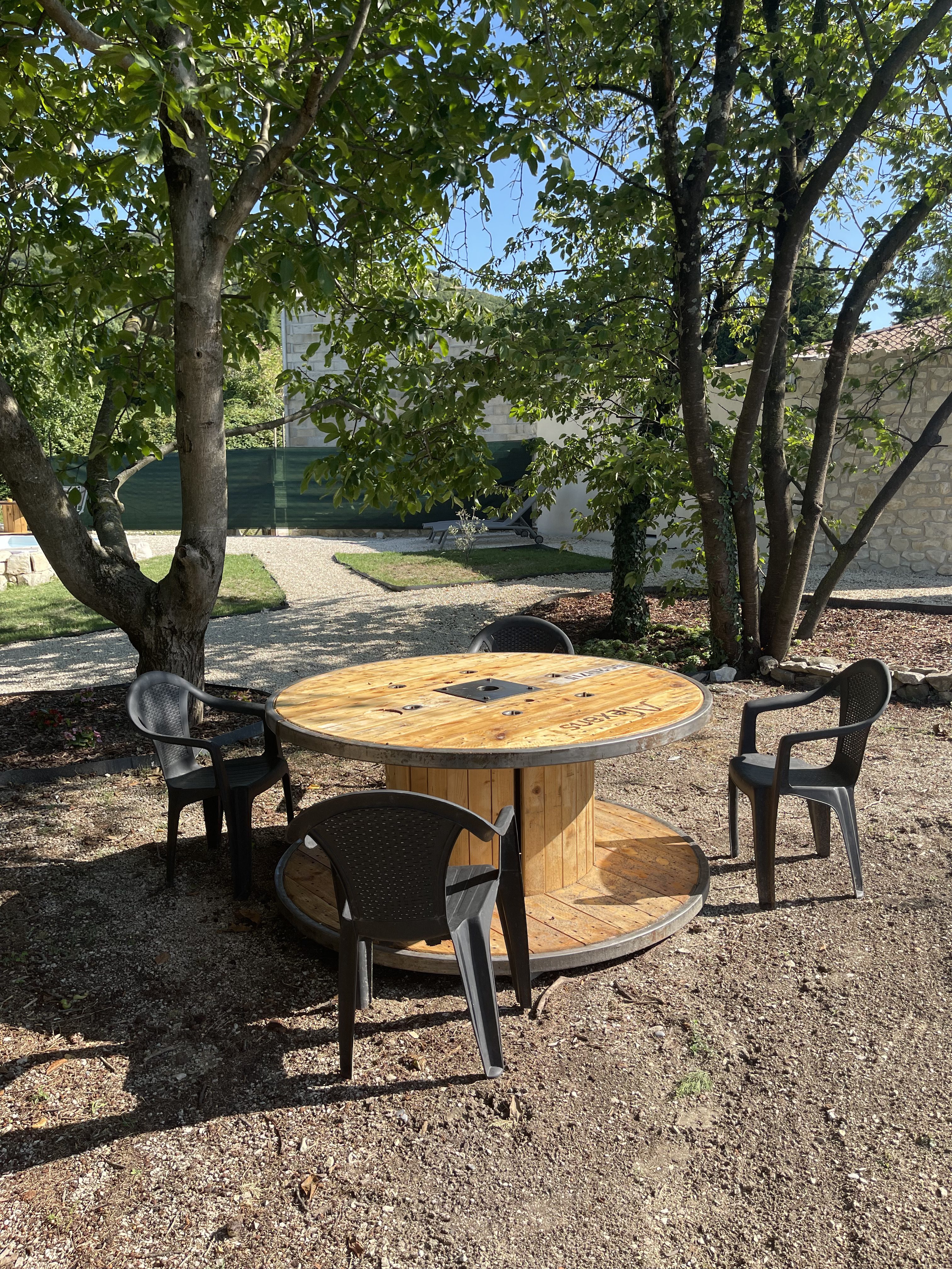 Maison de Drôme Provençale — Coin détente jardin